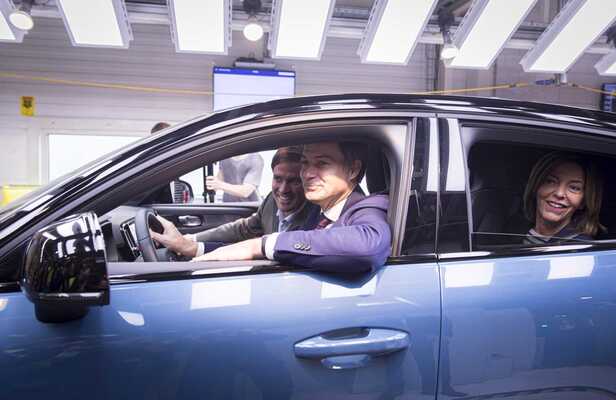 Volvo Car Gent start productie elektrische C40 Recharge: Premier De Croo rijdt eerste wagen van de lijn